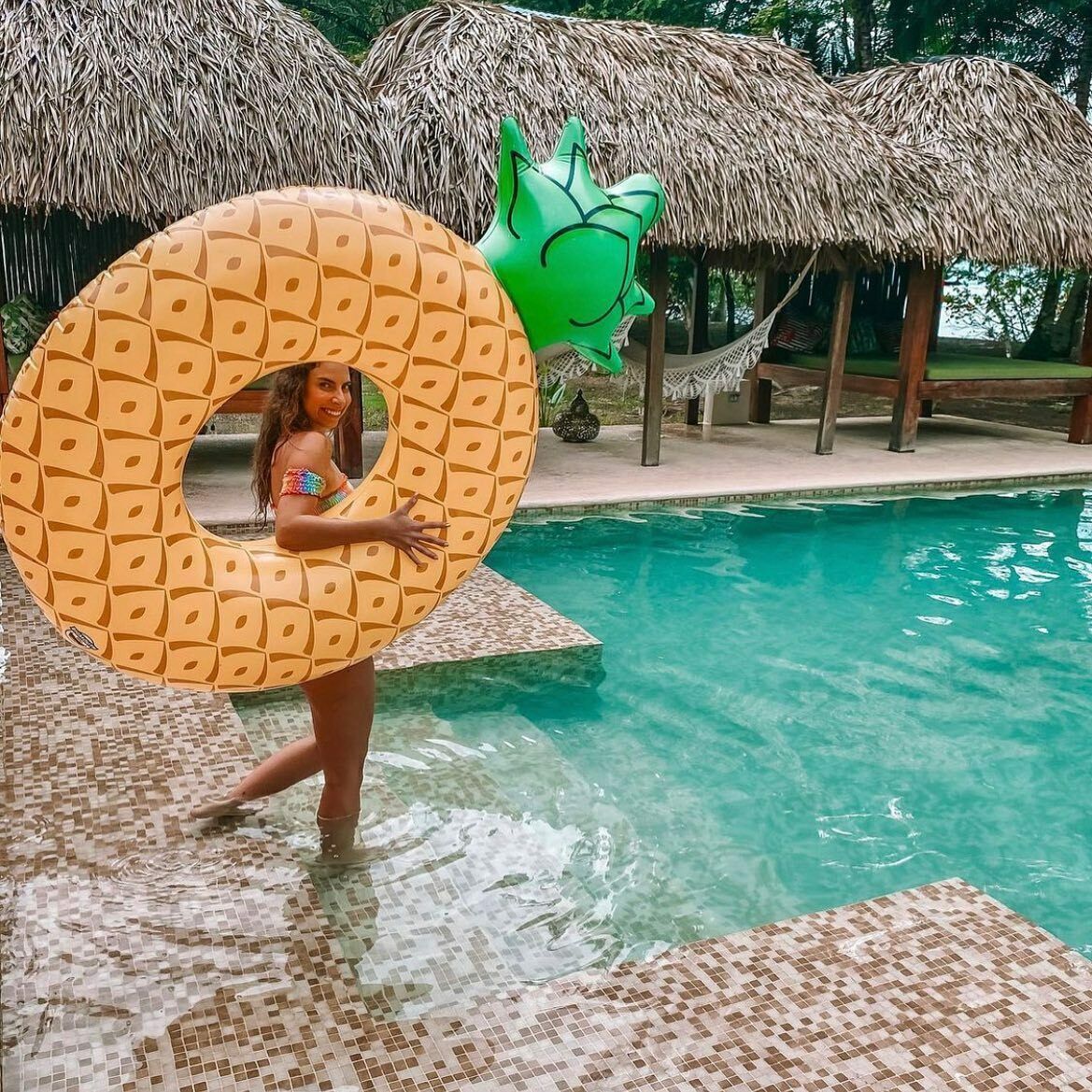 BigMouth Inc - Tubo de balsa inflable gigante de 6 pulgadas con pies de piña para piscina