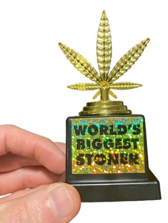 El fumador más grande del mundo: regalo del premio Trofeo de oro con cabeza de marihuana y marihuana