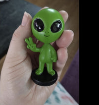 👽 UFO Alien Peace Bobble Head Doll Toy – Funny Dashboard Figure 🛸 Cute Martian
