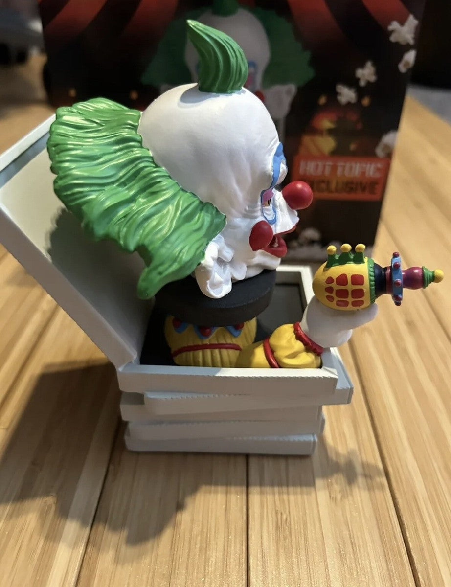 The Killer Klowns 🤡 Shorty in Pizza Box Bobblehead Statue Figure by Royal Bobbles features Shorty with green hair holding a toy ray gun, emerging from a white coffin, with packaging showcasing the clown in the background.