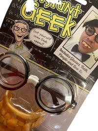 The Instant Geek Costume Kit 🤓 includes glasses, fake teeth, a bow tie, and a pimple—ideal for nerd costumes or gag gifts. Cartoon and photo examples are featured on the packaging.